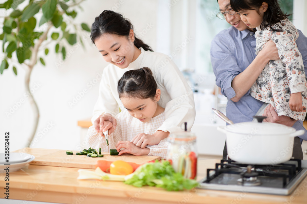 料理をする家族 料理をする家族