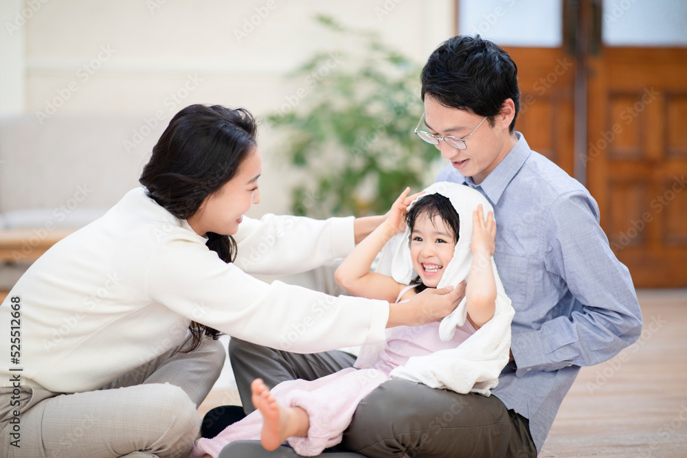 子供の髪を拭く夫婦 子供の髪を拭く夫婦