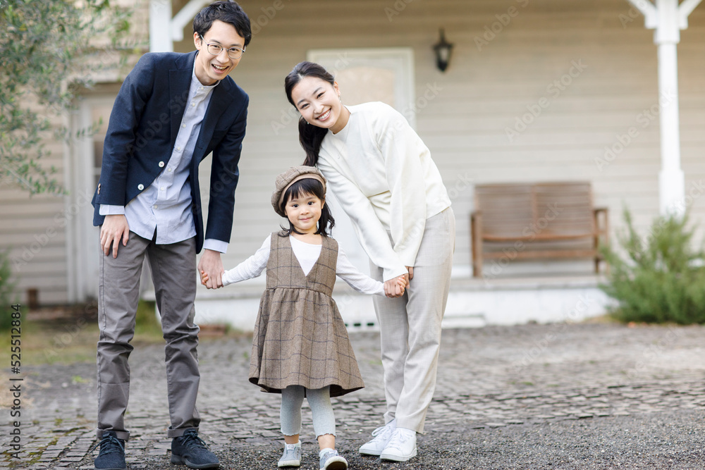 外で子供と楽しむ夫婦 外で子供と楽しむ夫婦