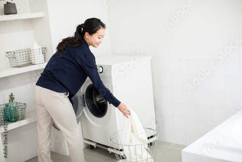 洗濯をする母親 photo