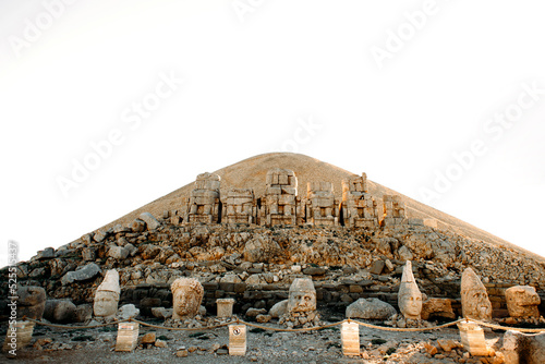 Fotografi Heads of the statues on Nemrut Dag on the sunset