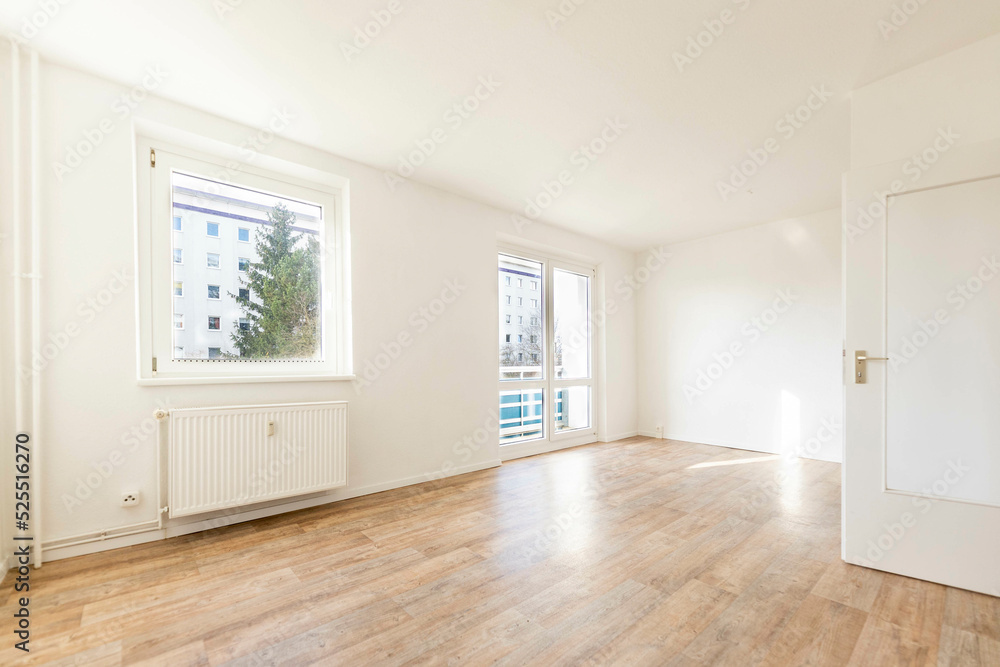 Eine leere, renovierte Wohnung in einem Plattenbau Eine leere, renovierte Wohnung in einem Plattenbau