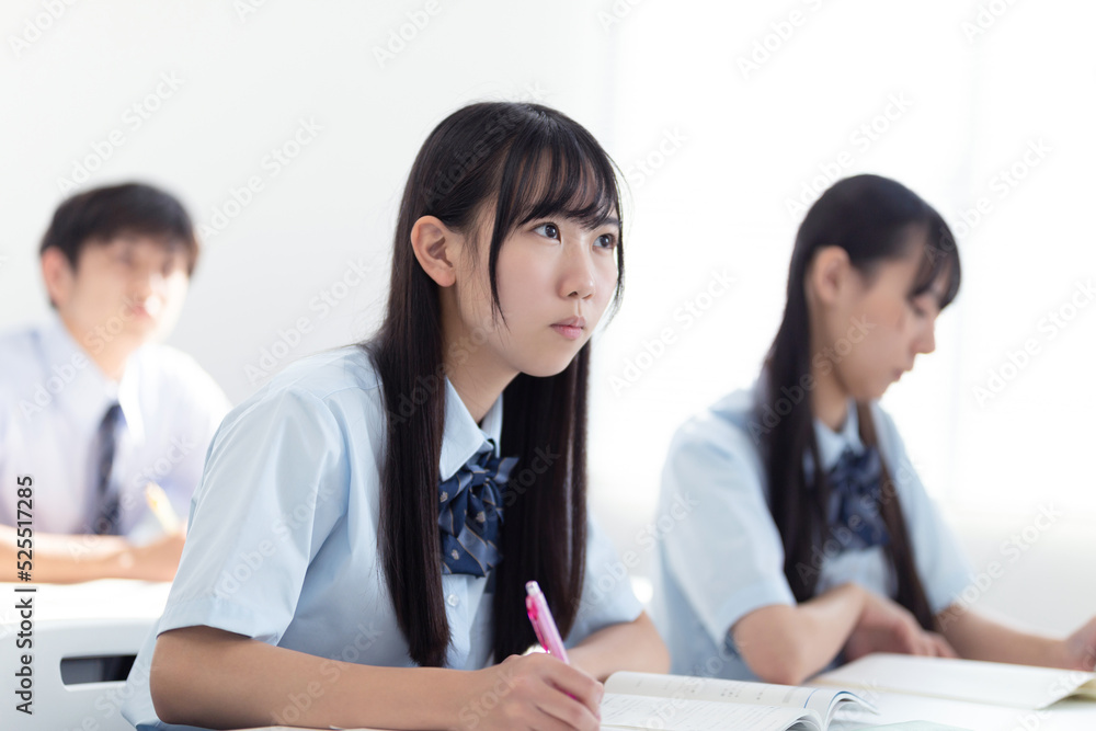 授業を受ける高校生