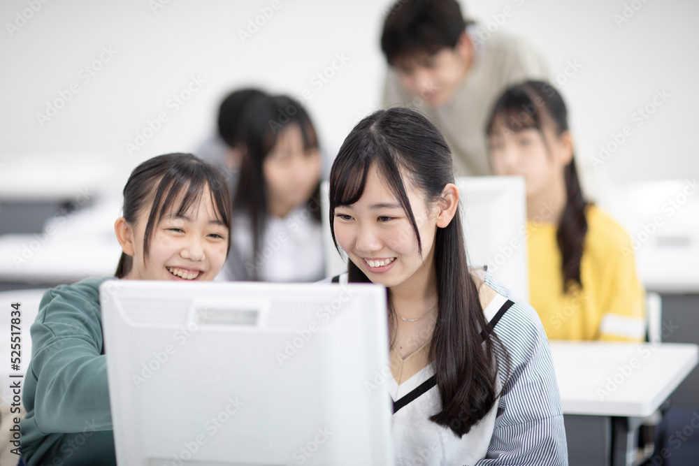 パソコンを見る学生 パソコンを見る学生