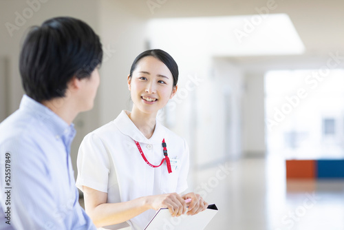 笑顔の看護師と患者