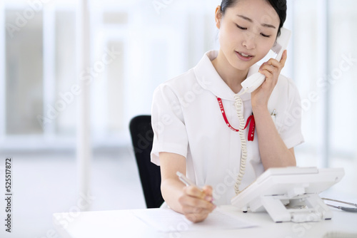 電話を取る看護師