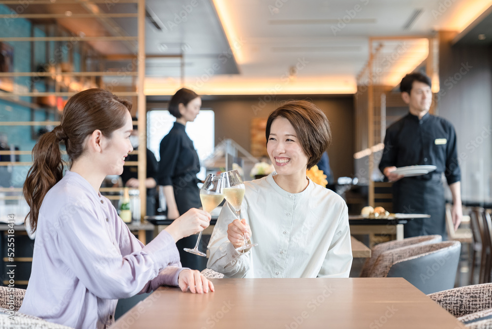 乾杯する女性 乾杯する女性