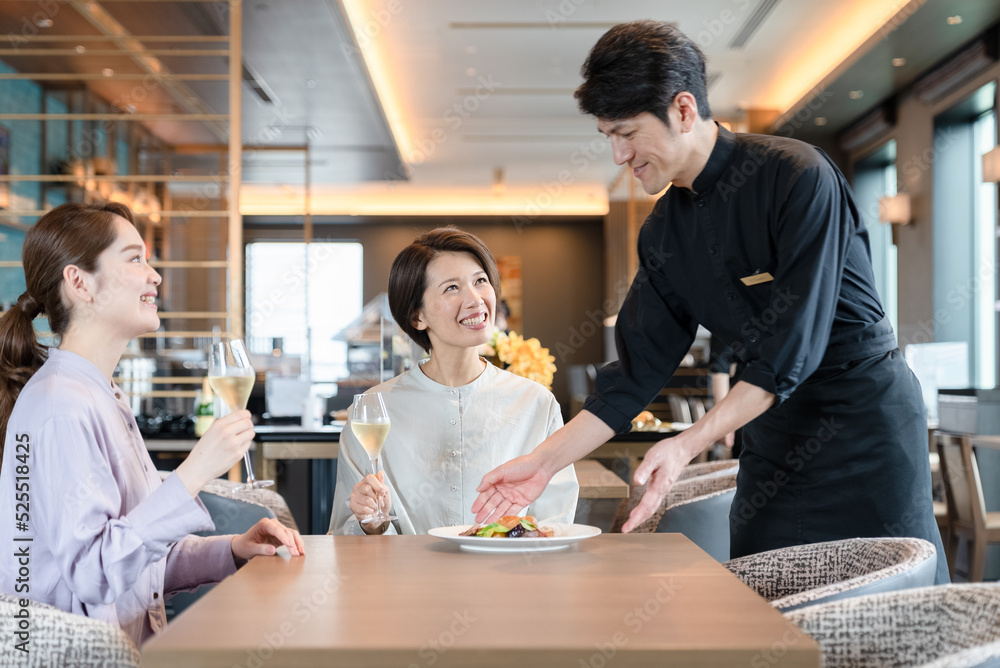 食事を運ぶスタッフ 食事を運ぶスタッフ