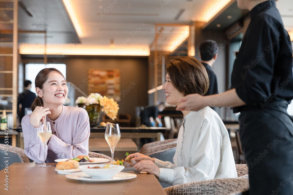 食事の説明を受ける女性 食事の説明を受ける女性