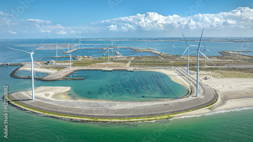 L'Ile artificielle de Neeltje Jans, Pays Bas, avec ses barrages anti-inondation et son parc éolien