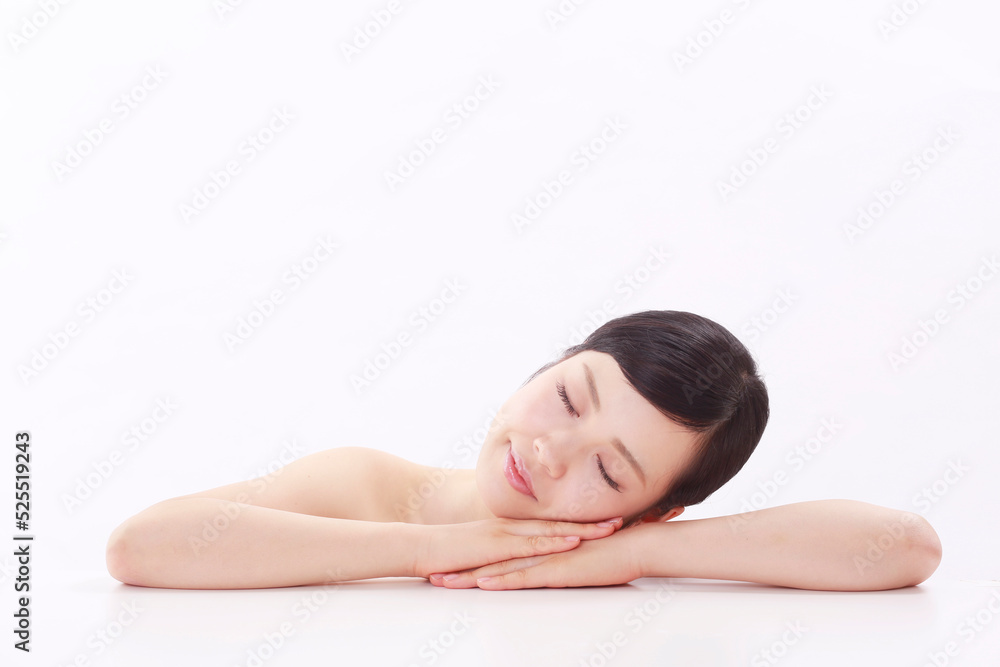 目を閉じてほほえむ女性 目を閉じてほほえむ女性