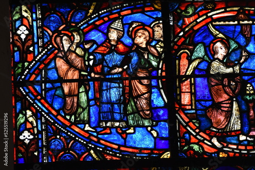 vitrail sur la façade sud de la cathédrale de Chartres (France)