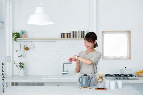 スマートウォッチをつけた女性