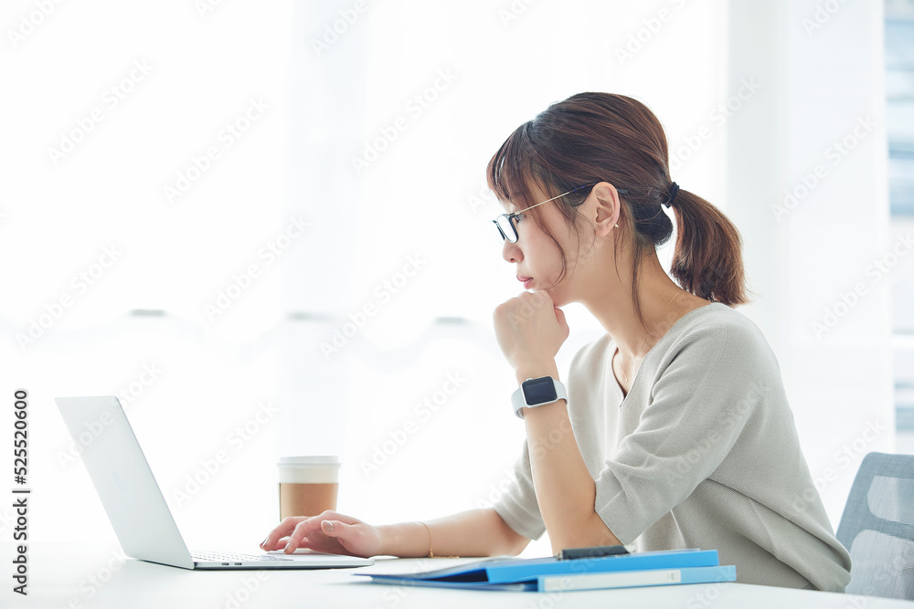 仕事をする女性 仕事をする女性