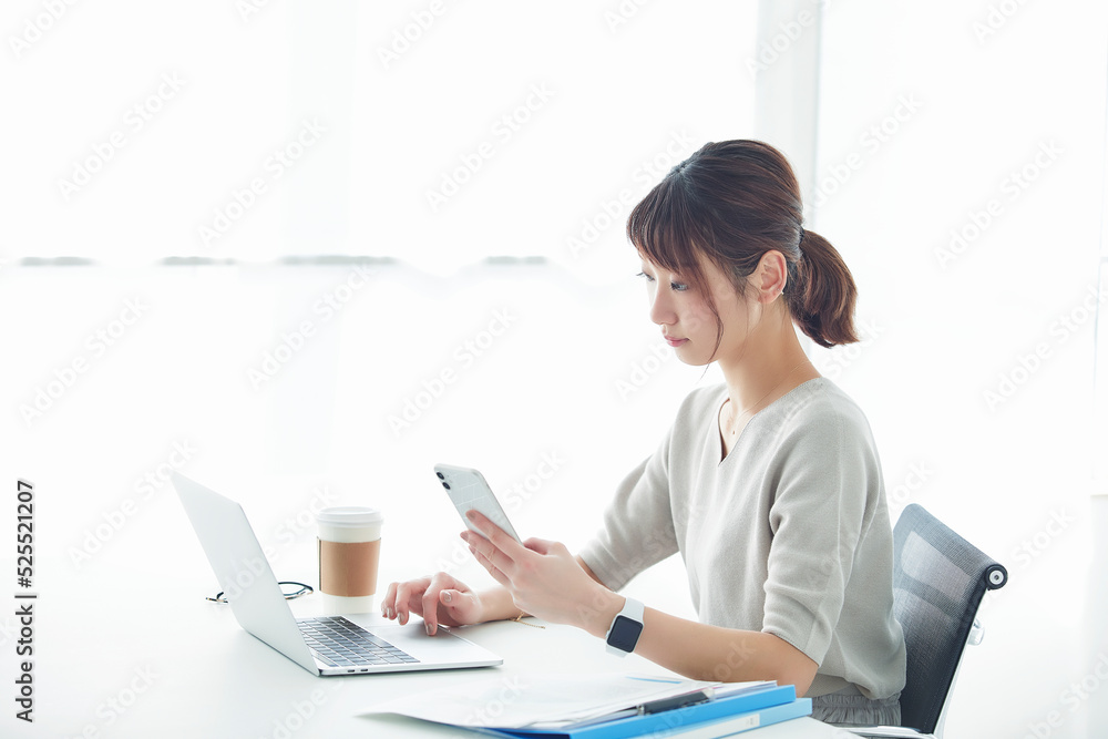 ノートパソコンで仕事をする女性 ノートパソコンで仕事をする女性