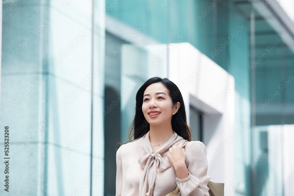 歩く女性 歩く女性