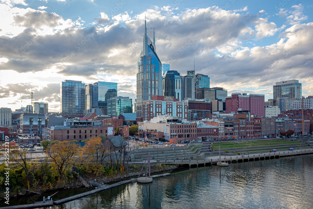 Obraz premium Downtown Nashville city skyline river view on a cloudy day
