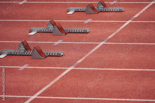 Des starting-block posés sur une piste d'athlétisme pour le départ d'une course en compétition photo