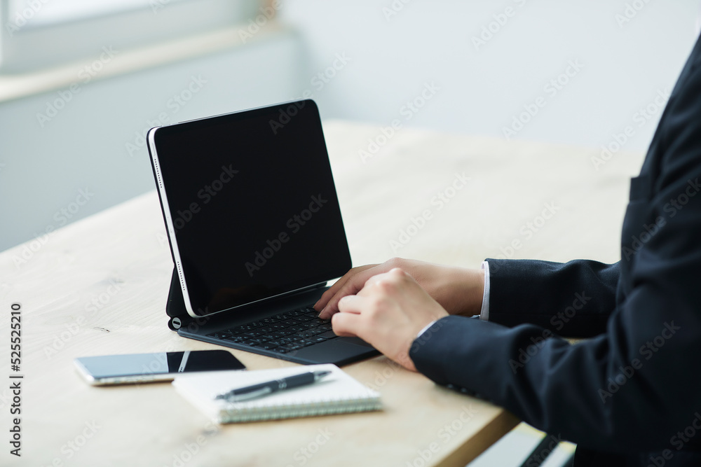 スーツを着た若い女性とタブレット端末 スーツを着た若い女性とタブレット端末
