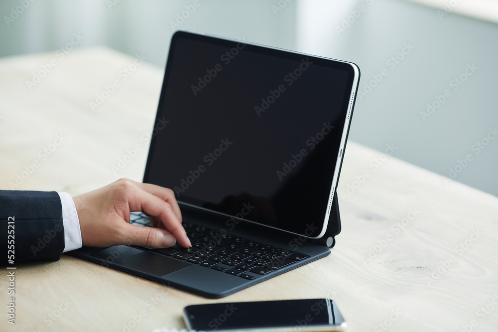 スーツを着た若い女性とタブレット端末 スーツを着た若い女性とタブレット端末