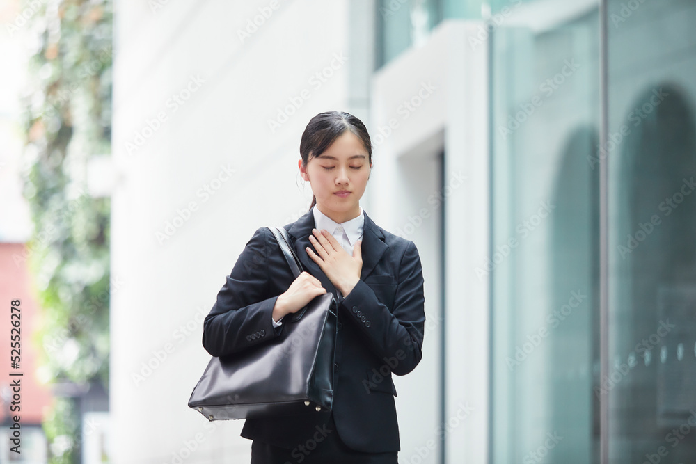 オフィス街でスーツを着た若い女性 オフィス街でスーツを着た若い女性