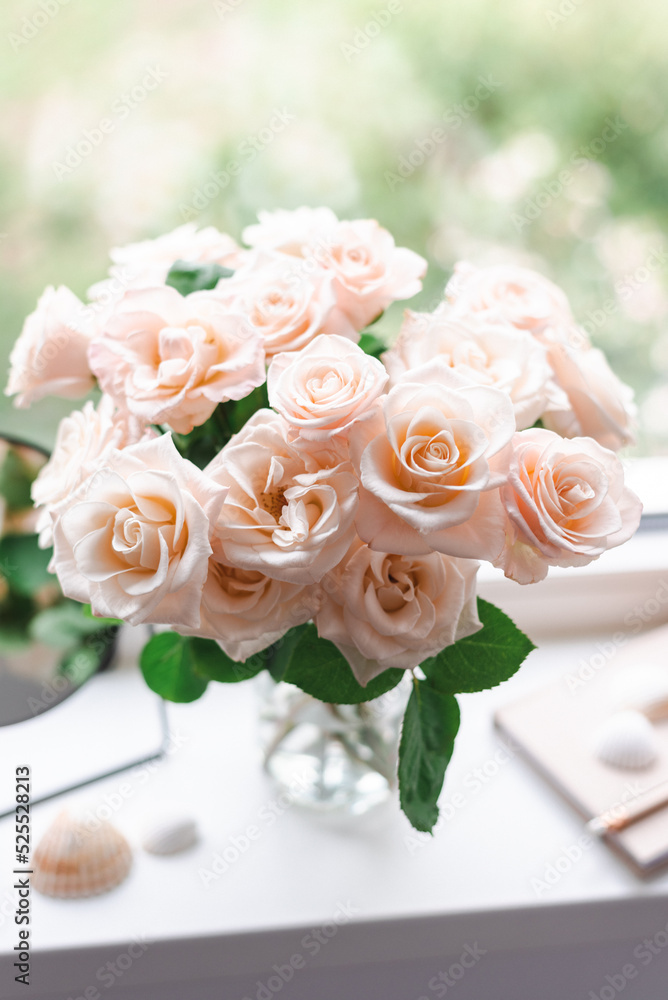 Obraz premium Bouquet of roses on the windowsill in the interior of the bedroom.
