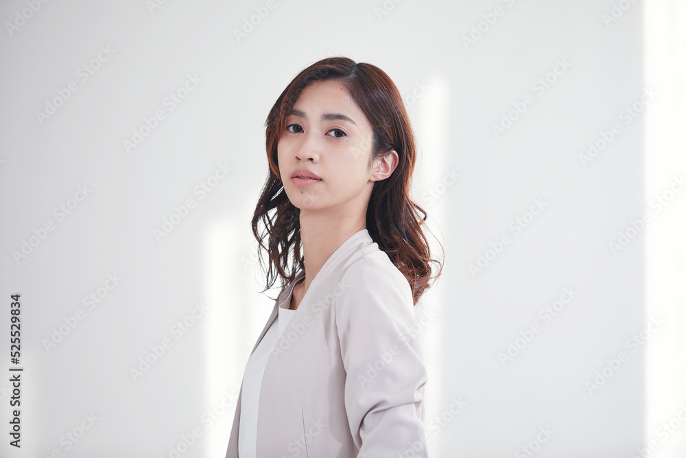 カメラ目線のスーツを着た若い日本人女性 カメラ目線のスーツを着た若い日本人女性