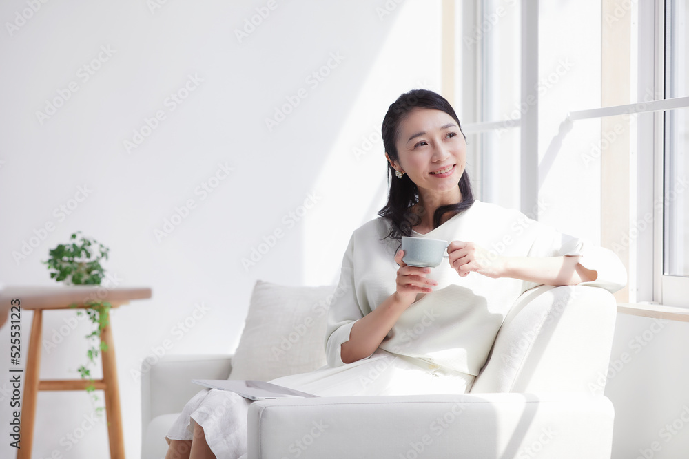 ソファに座りくつろぐ女性 ソファに座りくつろぐ女性