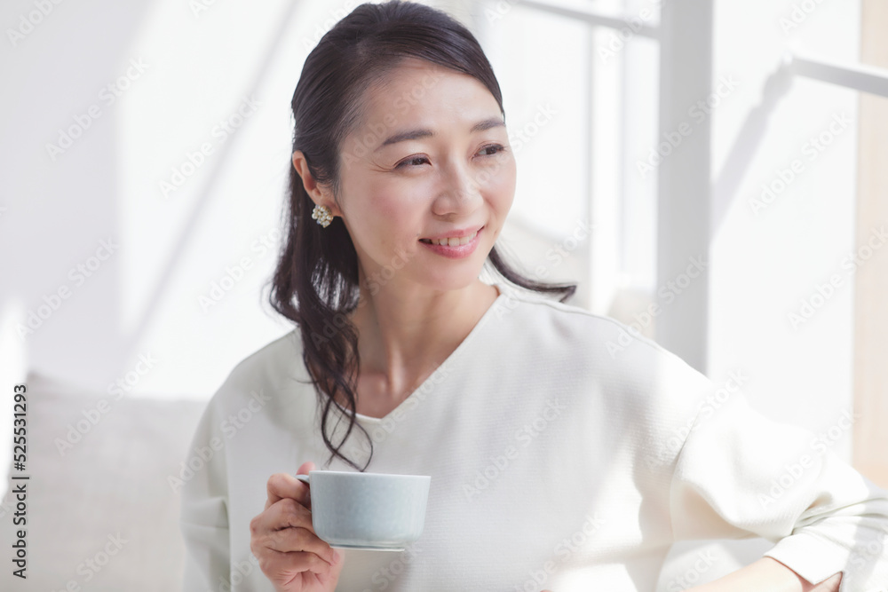 ソファに座りくつろぐ女性 ソファに座りくつろぐ女性