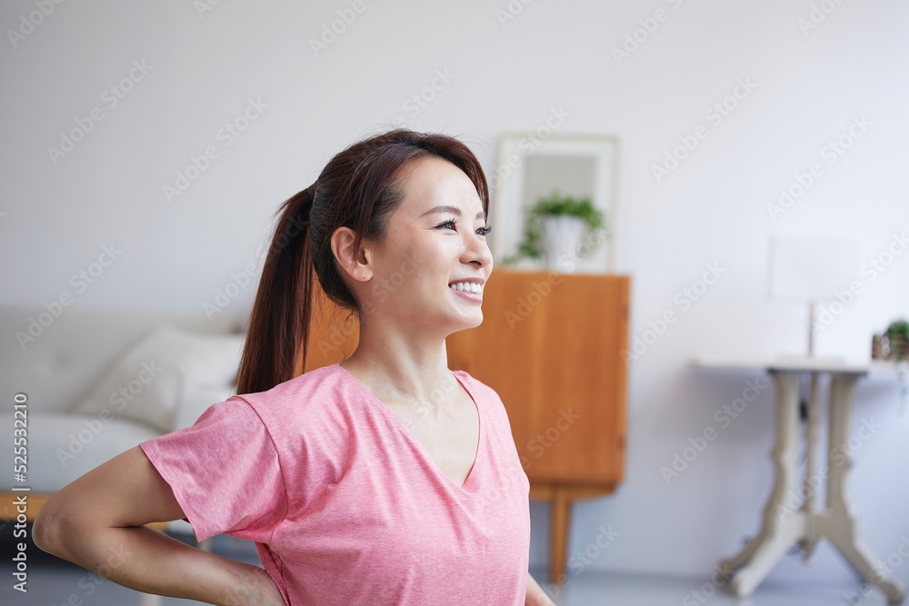 自宅でトレーニングをする笑顔の女性 自宅でトレーニングをする笑顔の女性