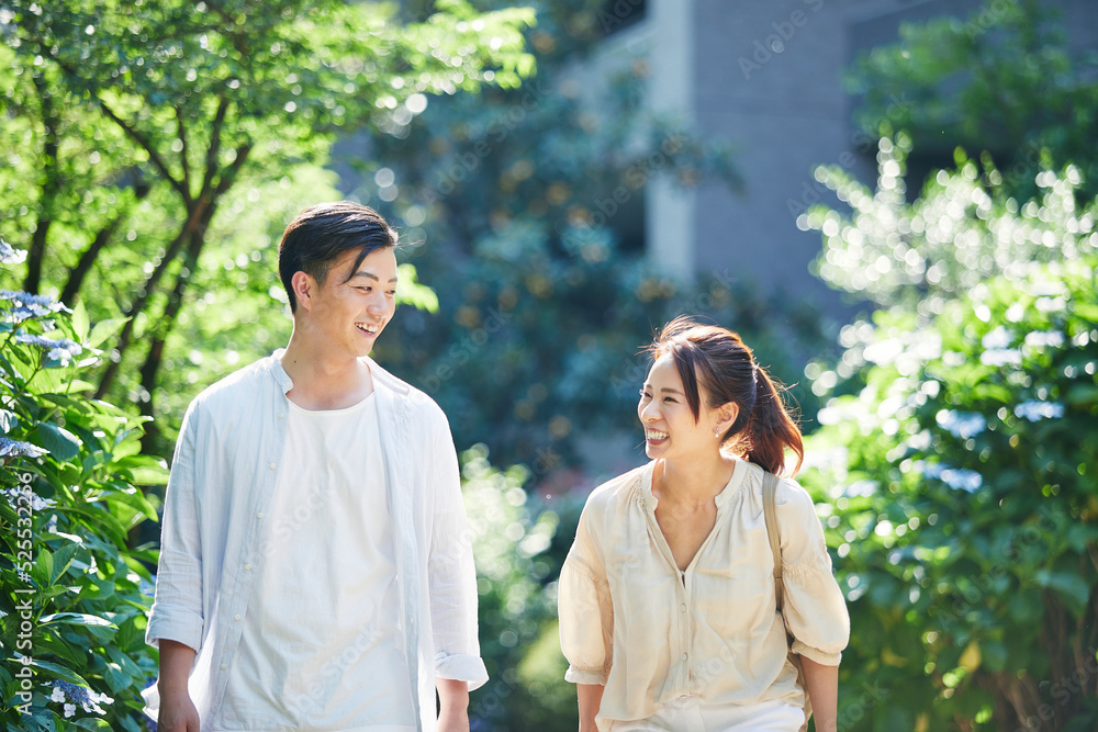 緑の中を歩く若い男性と女性 緑の中を歩く若い男性と女性