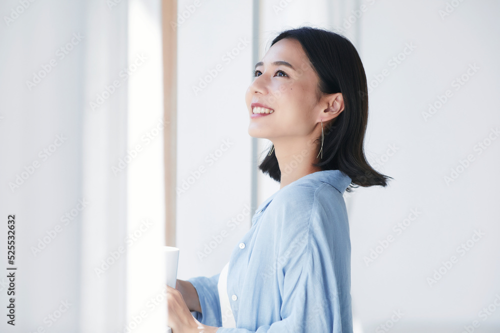 部屋でリラックスする女性 部屋でリラックスする女性