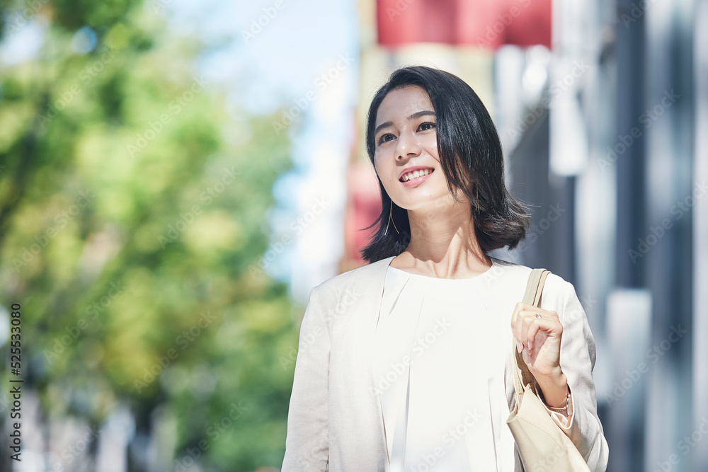 オフィス街を歩く若い女性 オフィス街を歩く若い女性
