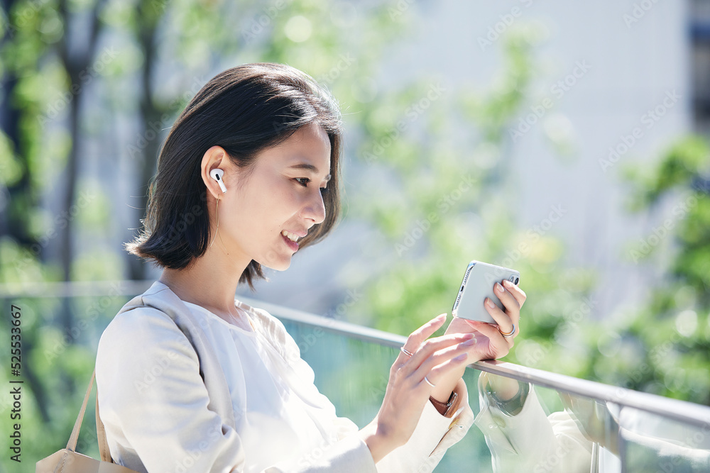 スマホを見る若い女性 Stock Photo | Adobe Stock