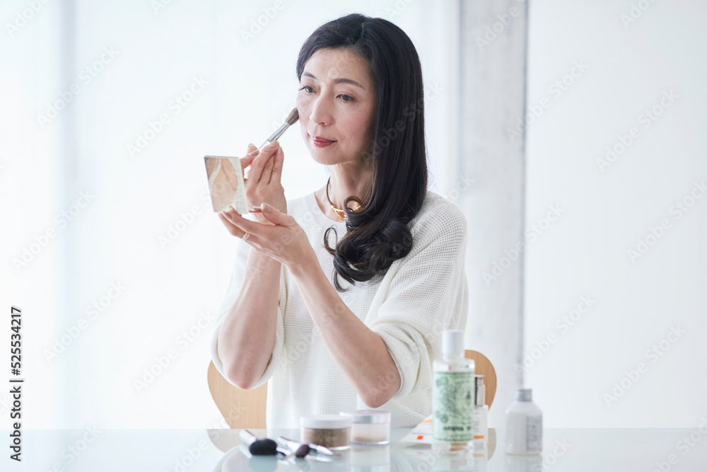 メイクをする女性