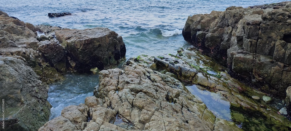 Obraz premium sea. rocky seashore. the nature of the copy. Busan. walk along the sea