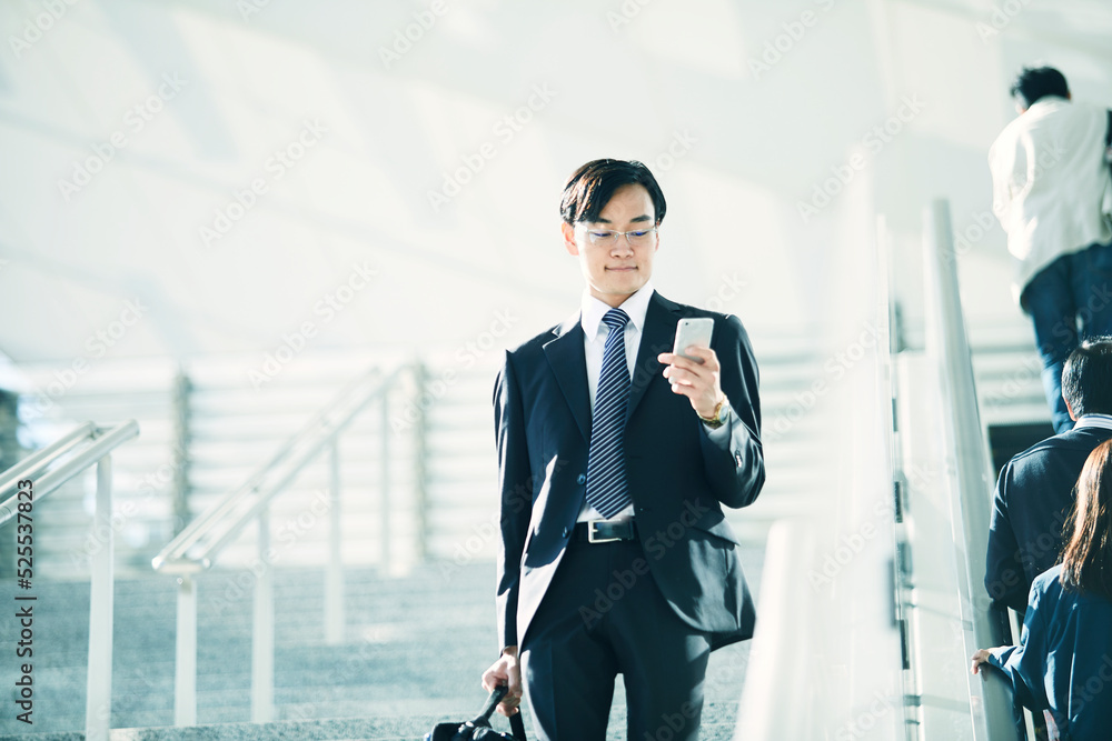 スマートフォンをもつビジネスマン スマートフォンをもつビジネスマン