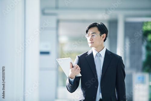 Wallpaper Mural 歩くビジネスマン Torontodigital.ca