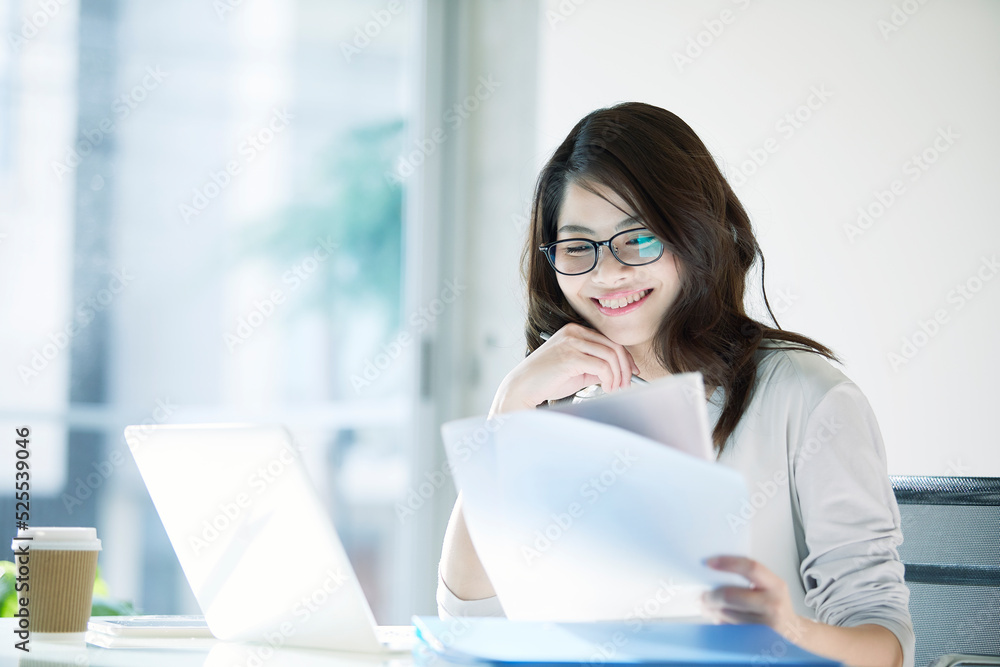 オフィスで仕事をする女性 オフィスで仕事をする女性