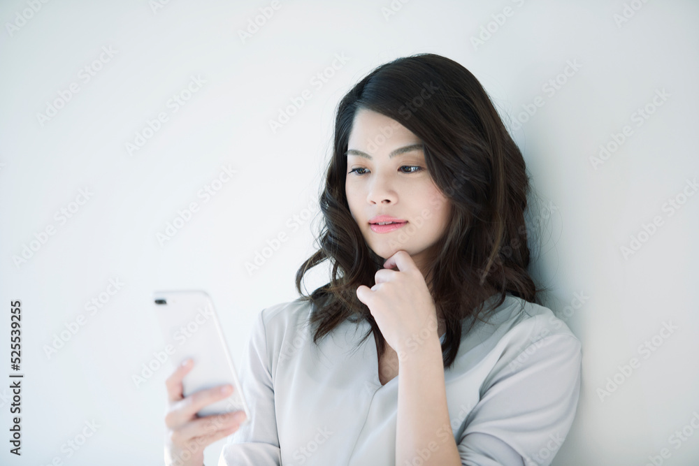 スマートフォンを持つ女性