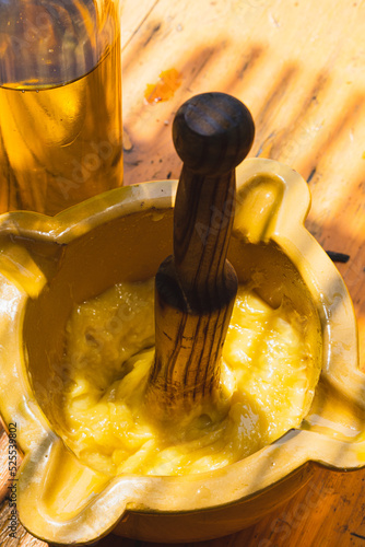 Traditional sauce prepared with garlic and oil used to accompany grilled meats and fideuá
