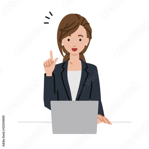 デスクで座ってPCを開いて何かひらめいたスーツの女性