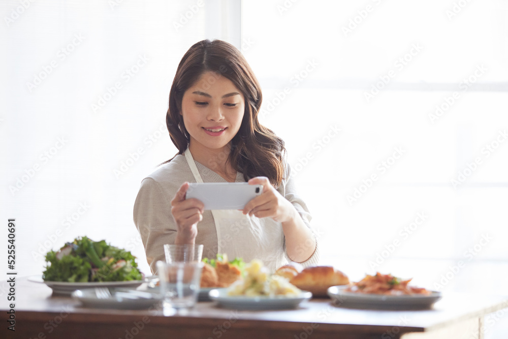料理の写真を撮る女性 料理の写真を撮る女性