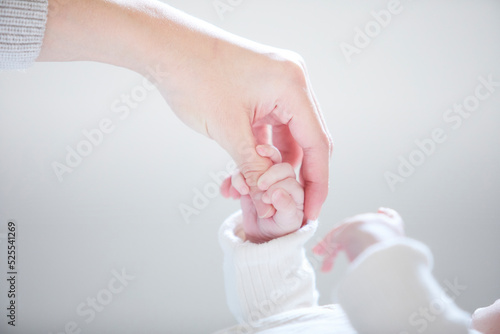 赤ちゃんの手と母親の手