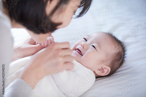 赤ちゃんと赤ちゃんをあやす母親 photo