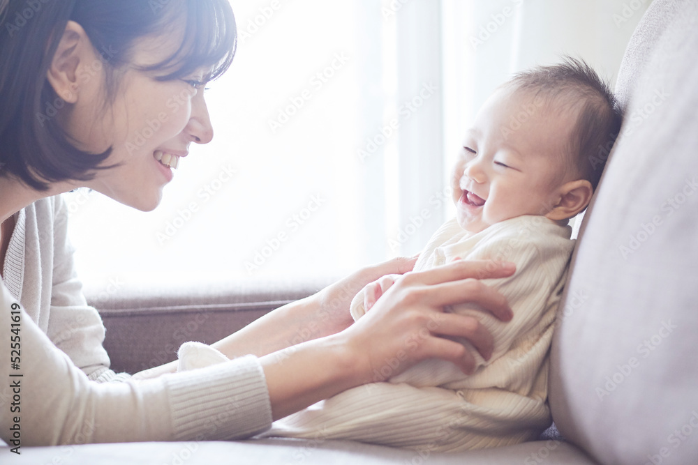 赤ちゃんを抱っこする母親と赤ちゃん 赤ちゃんを抱っこする母親と赤ちゃん