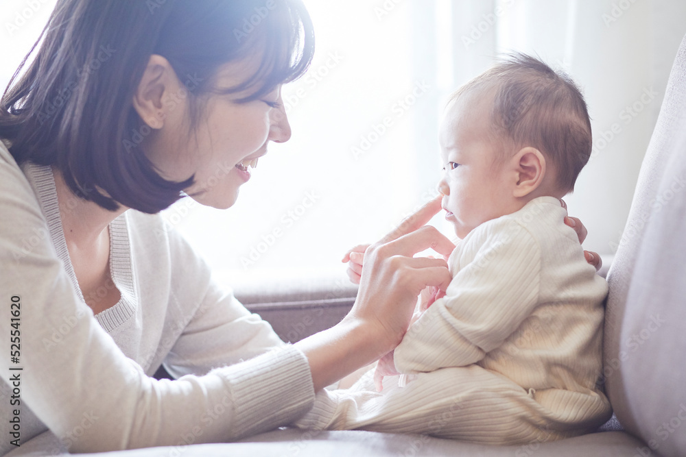 赤ちゃんを抱っこする母親と赤ちゃん 赤ちゃんを抱っこする母親と赤ちゃん
