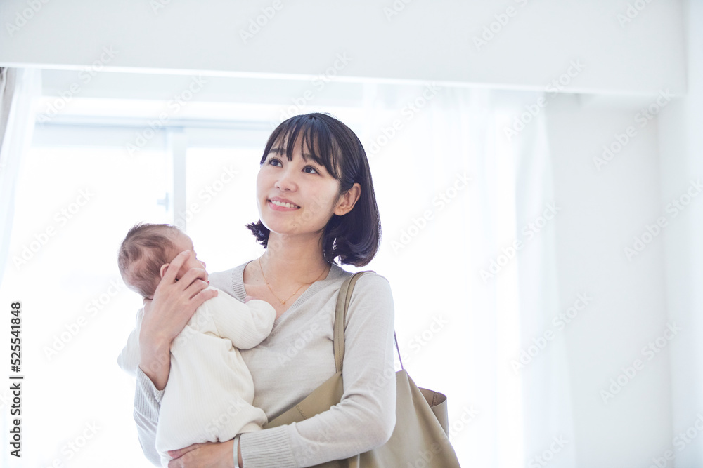 出勤する母親と赤ちゃん 出勤する母親と赤ちゃん