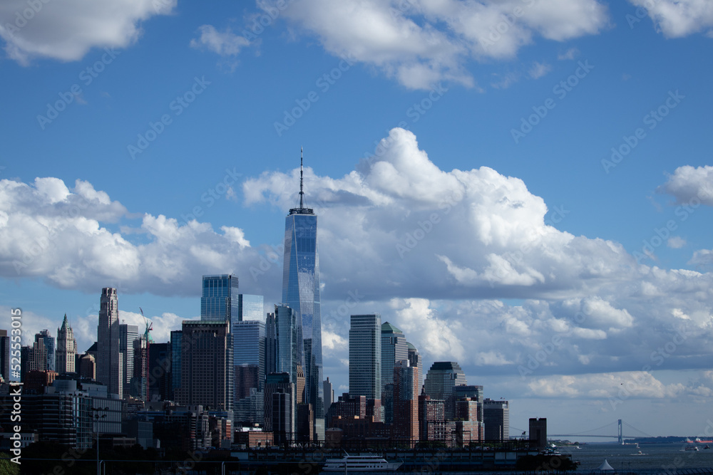 뉴욕 맨하튼의 마천루와 하늘