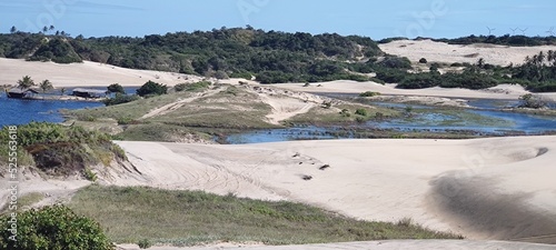Lagoa e dunas de areia sob o ceu azul do ceará